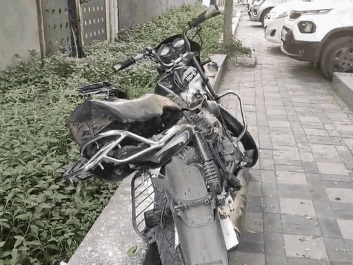 हादसे में बाइक बुरी तरह क्षतिग्रस्त हो गई।