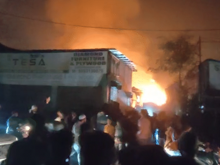 रविवार रात में लगी घंटों बाद भी काबू में नहीं आ पाई। इस वजह से दहशत का माहौल रहा।