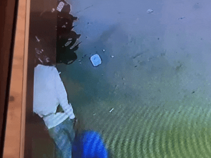 चोर बाइक चोरी करने के पहले काफी देर तक हाथ में प्लास्टिक बैग लेकर मैरिज गार्डन के पास घूमता रहा।