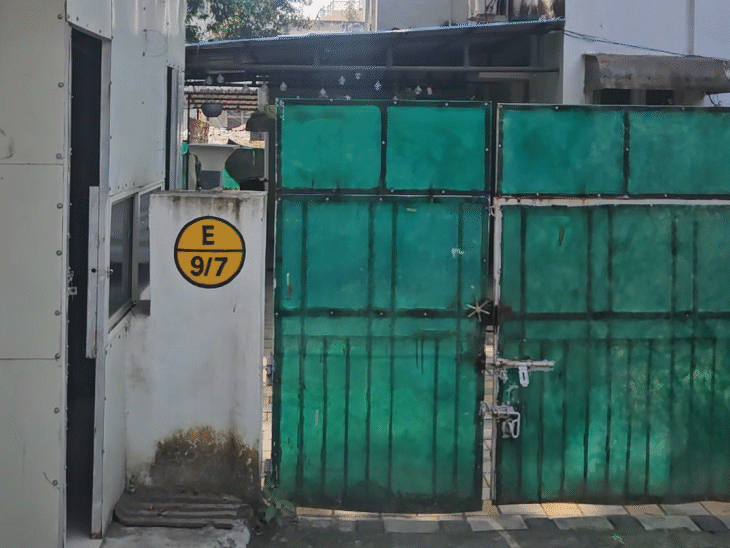 आईएएस निधि सिंह का बंगला जिसका इस्तेमाल गेस्ट हाउस की तरह होता है।