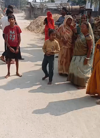 घटना के बाद शनिवार को दिनभर गांव में अभिषेक और प्रीति की चर्चा होती रही।