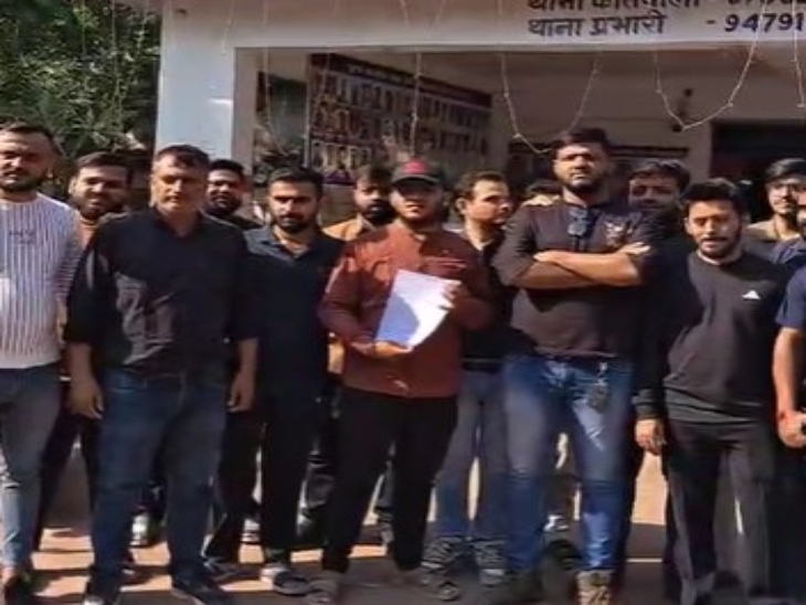 धार्मिक भावनाओं को ठेस पहुंचाने वाले के खिलाफ कार्रवाई की मांग।