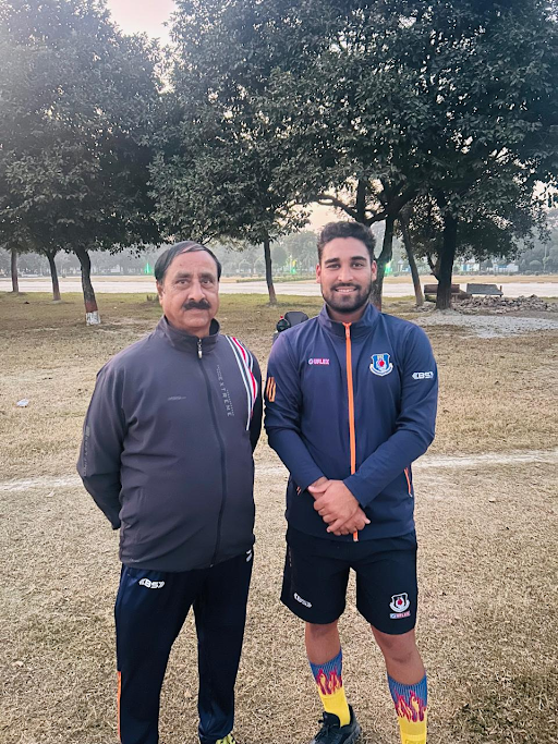 कोच सरवर नवाब के साथ विपराज निगम।