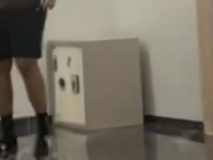 ज्वेलर के घर में रखी 100 किलोग्राम की इस तिजोरी को ले गए चोर।