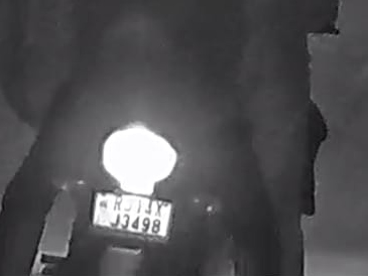 सीसीटीवी कैमरे में चोरों की बाइक का नंबर भी कैद हुआ।