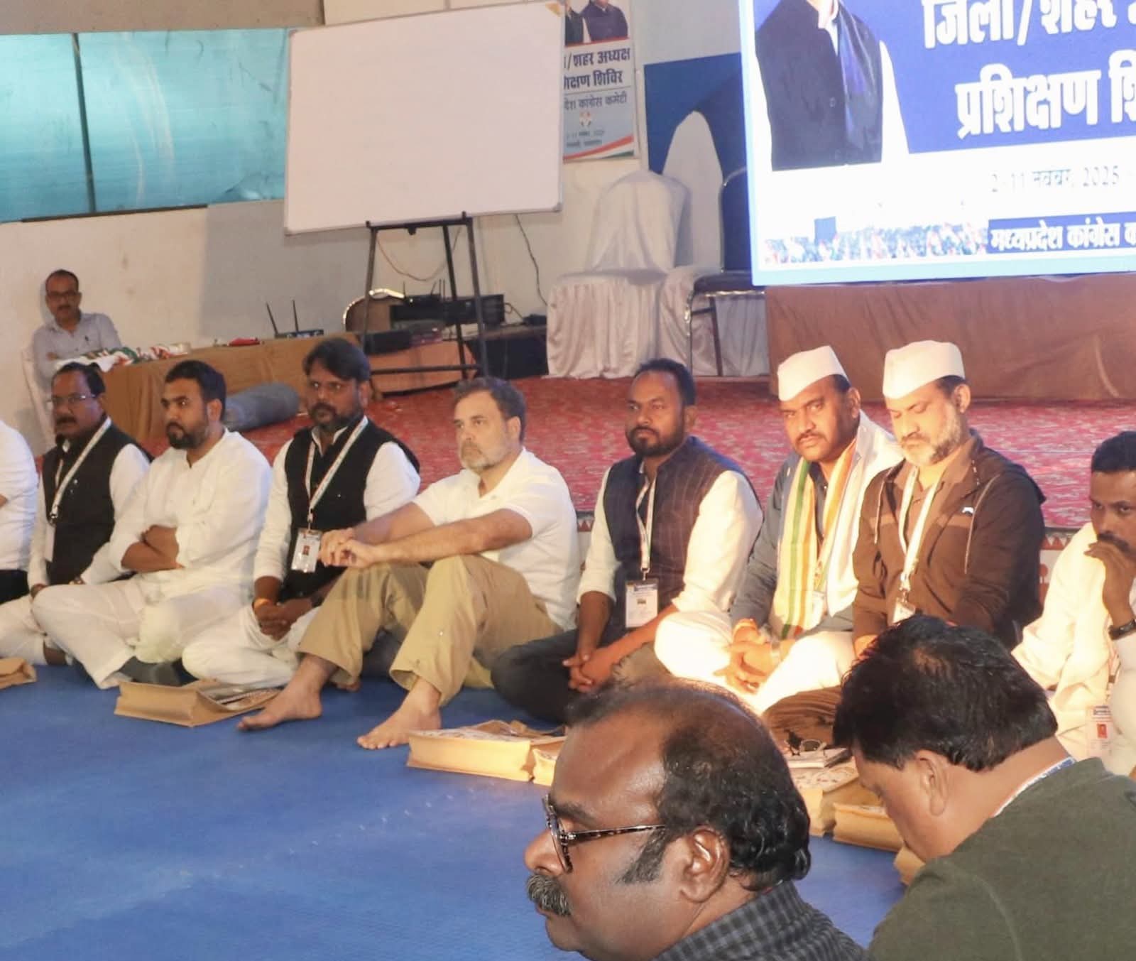 राहुल गांधी जिला अध्यक्षों के साथ जमीन पर बैठे दिखे।