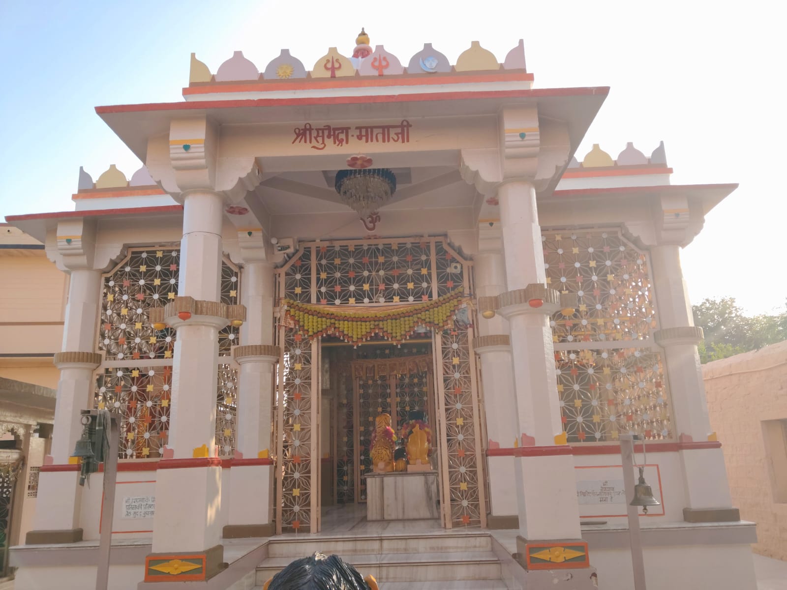 सुभद्रा माता मंदिर में चोरी की घटन के बाद खुले पड़े गेट