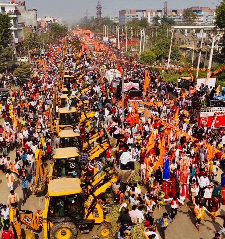 फरीदाबाद में दूसरे दिन धीरेंद्र शास्त्री की पदयात्रा में लोगों की भीड़ उमड़ी। रास्ते में लोगों ने JCB पर चढ़कर यात्रा पर फूल बरसाए।
