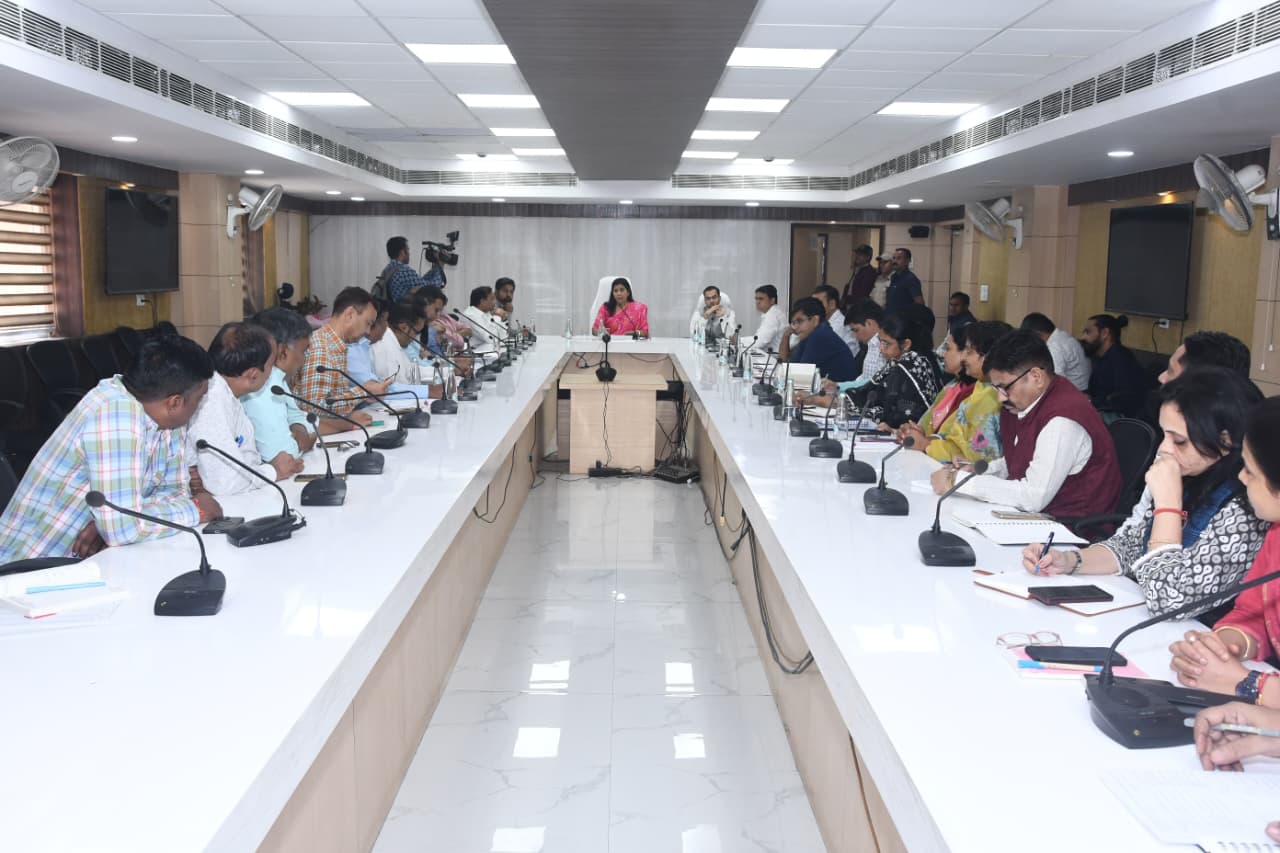 समीक्षा बैठक में नगर निगम के समिति चेयरमैन भी मौजूद रहे।