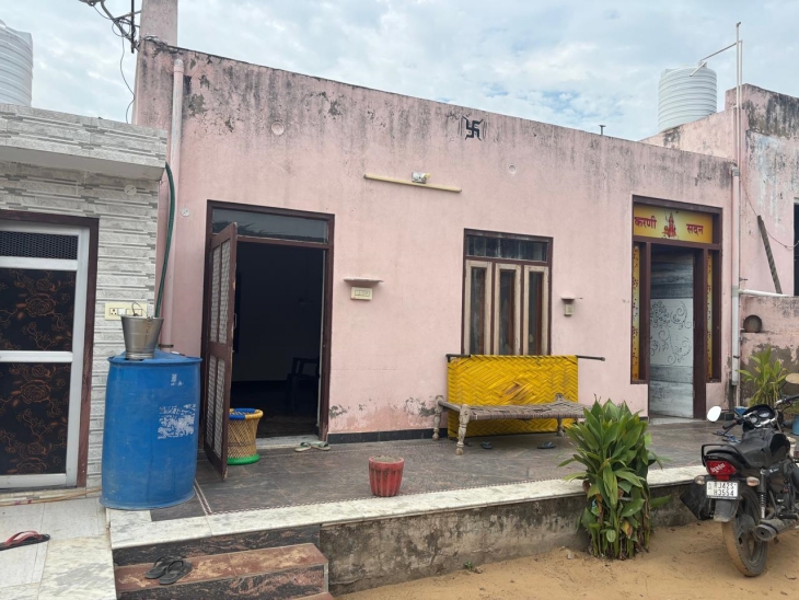 अजमेर जिले के रूपनगढ़ थाना क्षेत्र के करडाला गांव स्थित जीतू चारण के घर की तस्वीर।