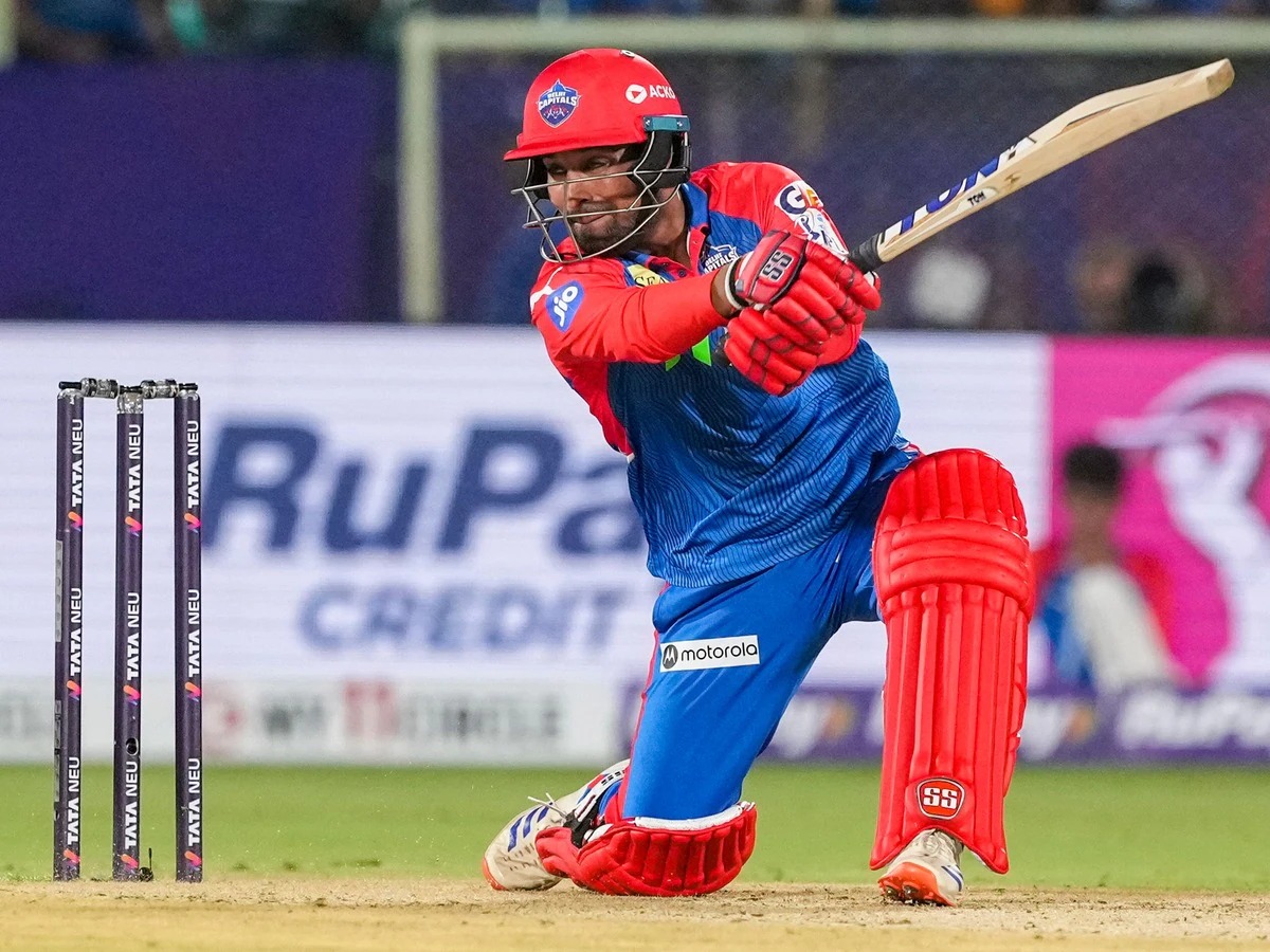 विपराज के पिता टीचर हैं। विपराज शुरू से ही बैटिंग करते थे। साथ ही उन्हें स्पिन बॉलिंग में भी रुचि थी।