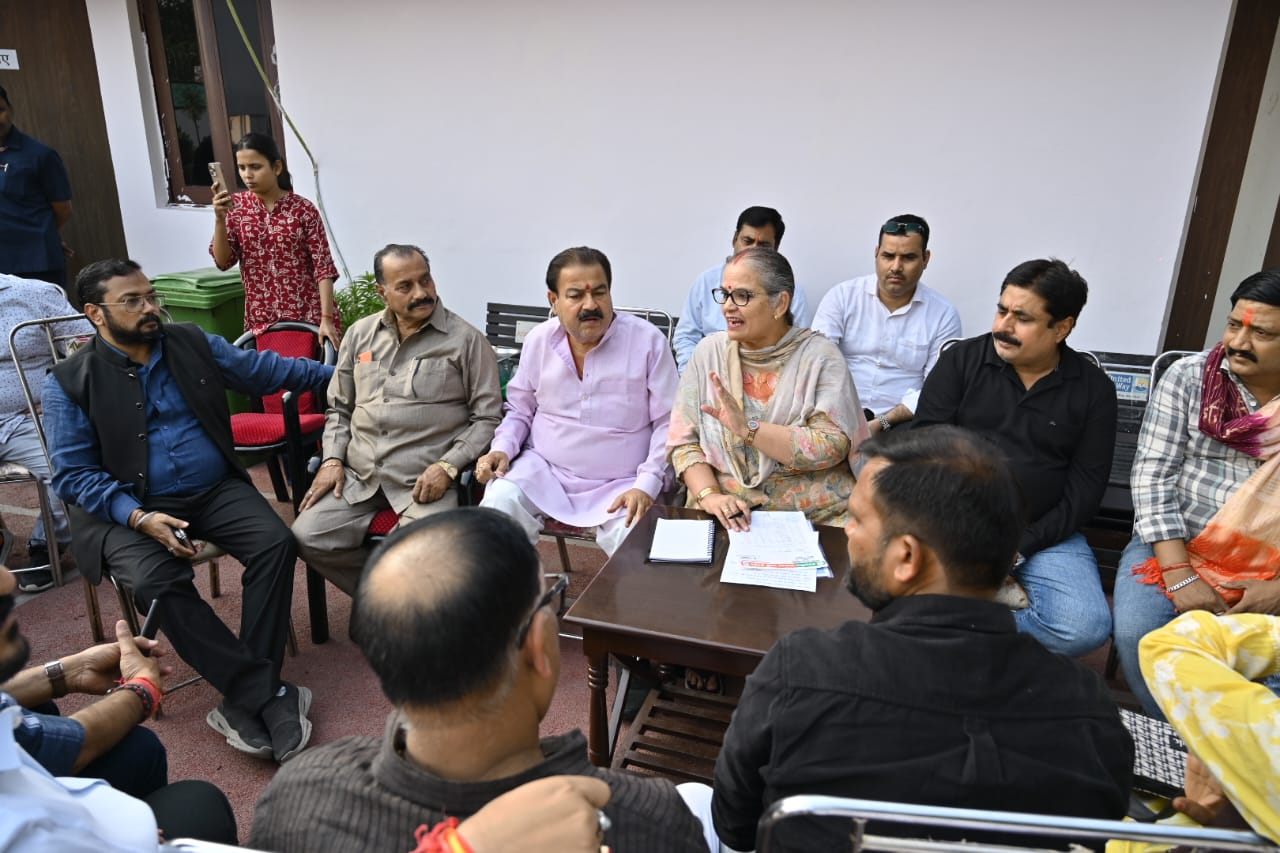 बैठक में भाजपा के 80 पार्षदों में से 55 पार्षद पहुंचे। मेयर और नगर आयुक्त के बीच चल रहे विवाद के मुद्दे पर भी चर्चा की।