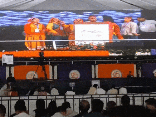 कार्यक्रम स्थल पर PM के स्वागत के लिए पहाड़ी गीत बजाया जा रहा है।