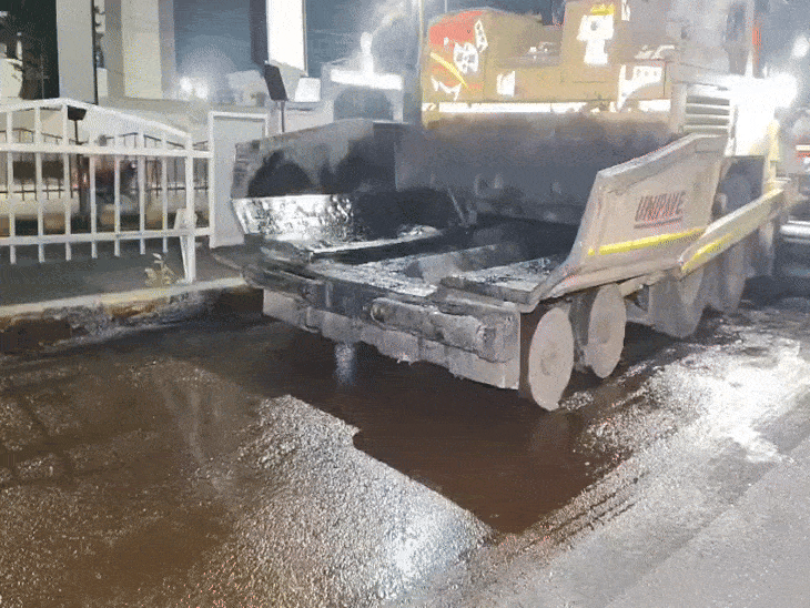 पेचवर्क का काम करती हुई टीम।