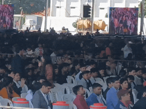 FRI में लोगों की भीड़ पहुंचने लगी है।