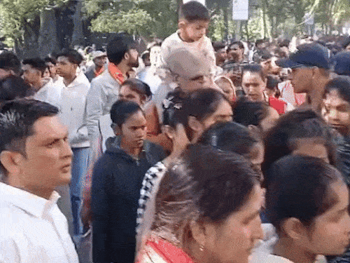 FRI में पहुंच रही लोगों की भीड़।