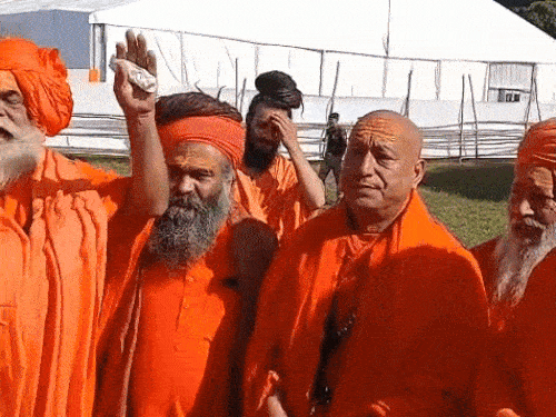 हरिद्वार से PM मोदी को सुनने के लिए साधु-संत पहुंचे।