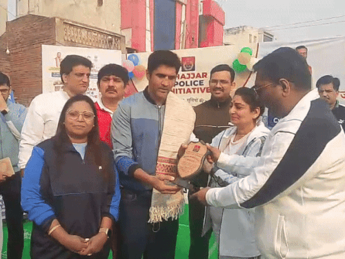 झज्जर में आयोजित कार्यक्रम में बॉक्सर बिजेंद्र सिंह को कमिश्नर डॉ. राजश्री सिंह ने सम्मानित था।