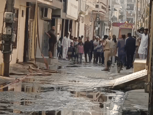 आग लगने के दौरान फैक्ट्री के बाहर मौजूद लोग।