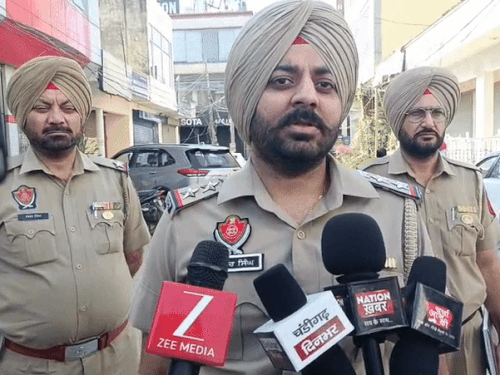 होटल के बाहर गोलीबारी के बारे में जानकारी देते एसएचओ सतिंदर सिंह।