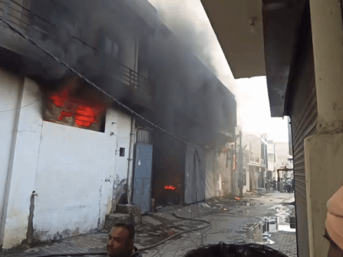 जूट बनाने की फैक्ट्री में लगी आग।