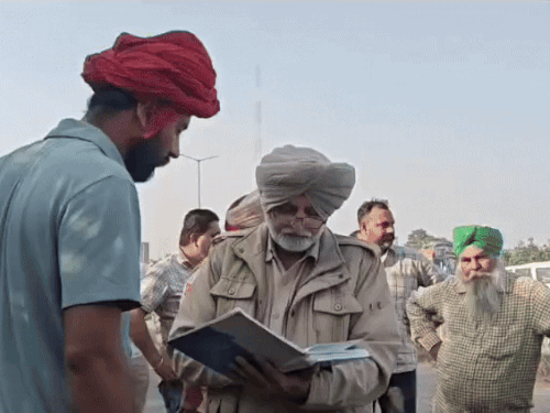 कार चालक जतिन पुलिस को बयान देता हुआ।
