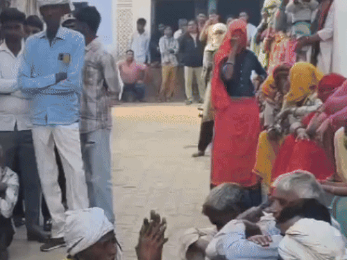 घटना की सूचना के बाद घर के बाहर गांव वालों की भीड़ जुट गई।