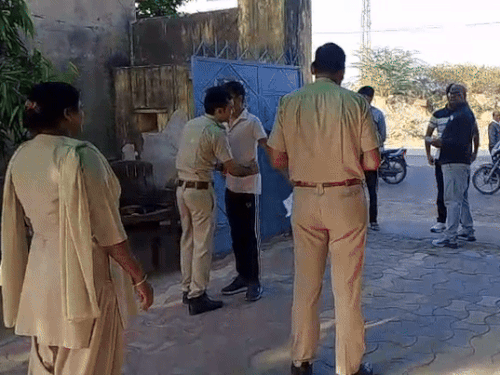 परीक्षा सेंटर पर सुरक्षा के पुख्ता बंदोबस्त रहे।