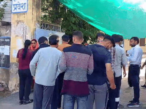 परीक्षा सेंटर पर प्रवेश से पहले चेकिंग की गई।