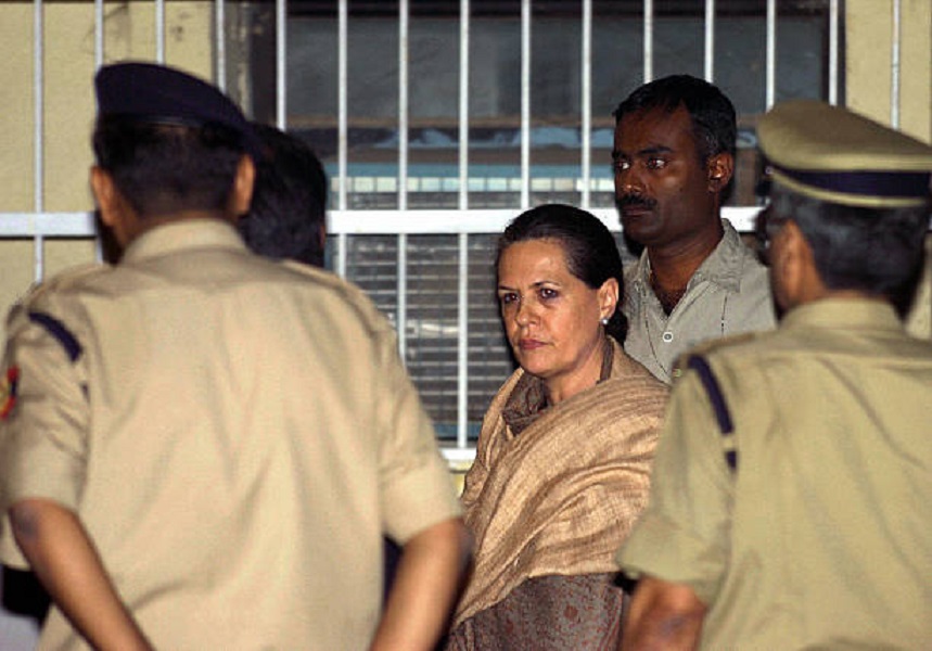 दिल्ली बम ब्लास्ट 2005 में घायल हुए लोगों को देखने सफदरजंग अस्पताल पहुंचीं सोनिया गांधी।