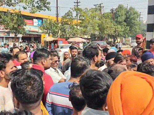 चक्काजाम कर रहे परिजनों और ग्रामीणों को पुलिस समझाइश दे रही।