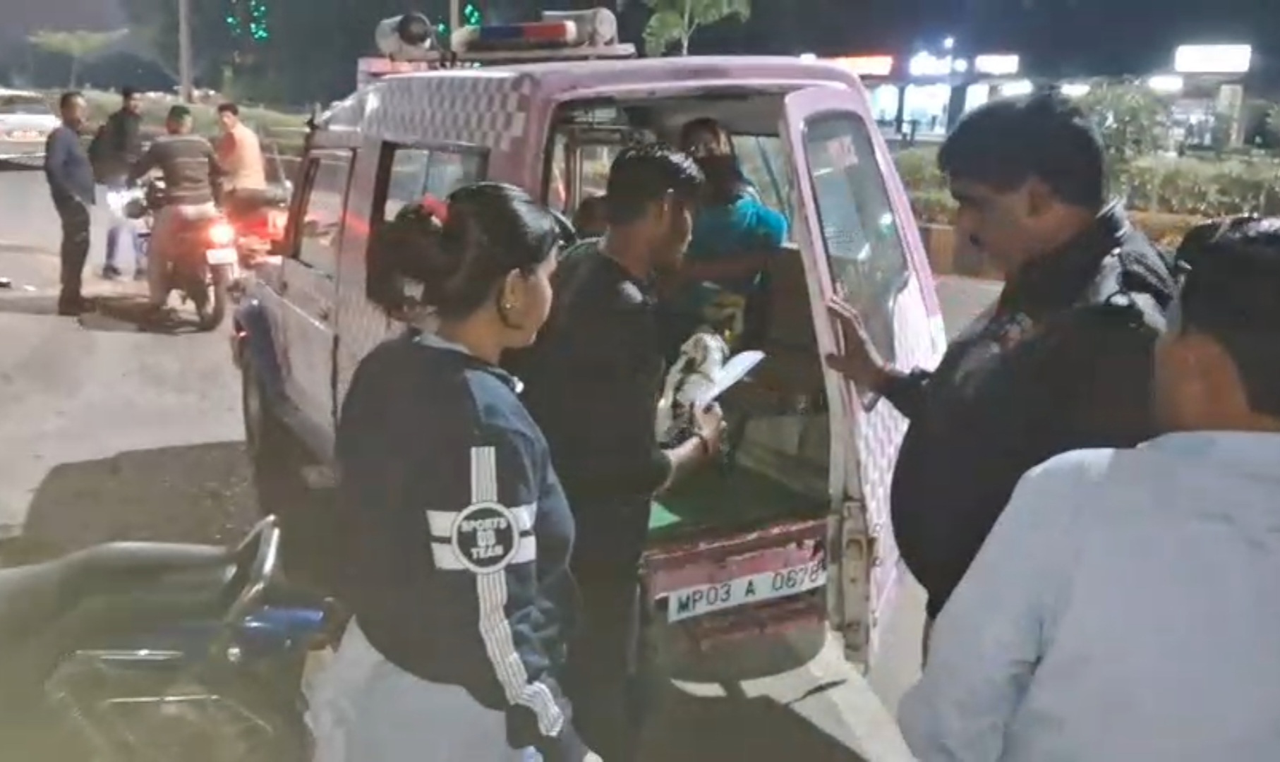 दंपती को पुलिस वाहन में बैठाकर ले गई पुलिस।