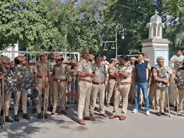 यूडीए के बाहर कांग्रेस के प्रदर्शन के चलते पुलिस अधिकारी और सुरक्षाकर्मियों ने मोर्चा संभाला।