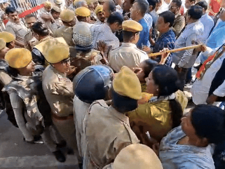 यूडीए कार्यालय के बाहर कांग्रेसी कार्यकर्ताओं को रोकने में लगी हुई पुलिस।