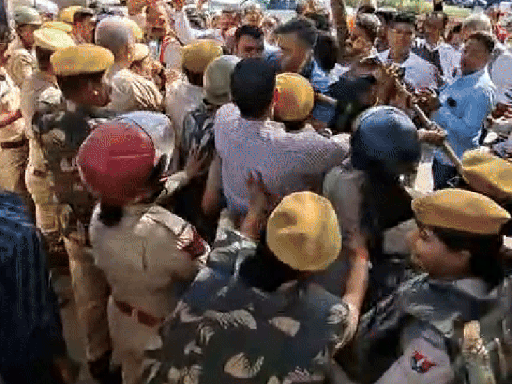 यूडीए में घुसने को लेकर पुलिस ने कांग्रेस कार्यकर्ताओं को रोका।