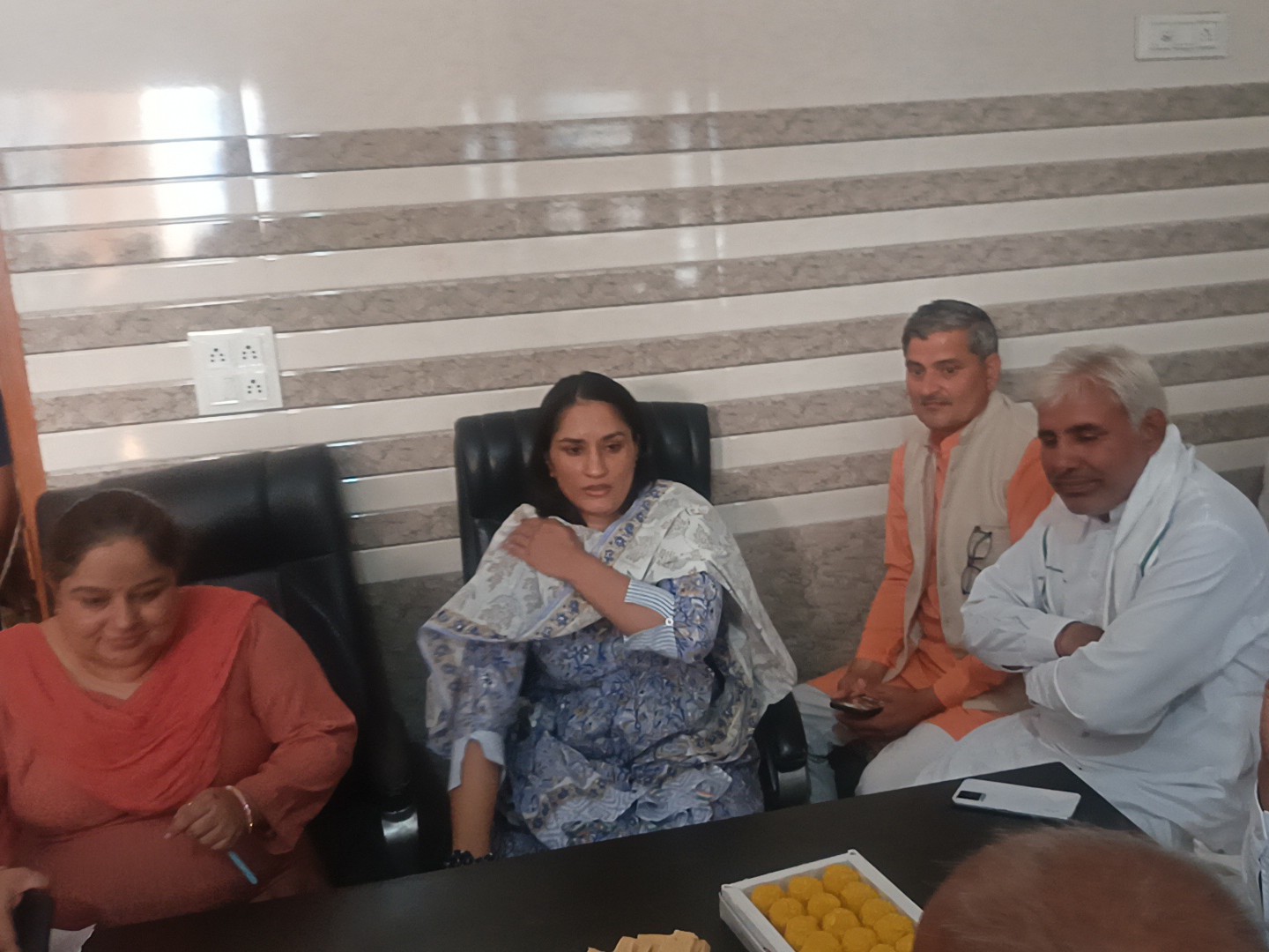 विधायक विनेश फोगाट जुलाना अनाज मंडी पहुंचीं:  आढ़तियों की सुनीं समस्याएं, समाधान का भरोसा दिलाया, बोलीं-किसानों-व्यापारियों के साथ खड़ी कांग्रेस – Julana News