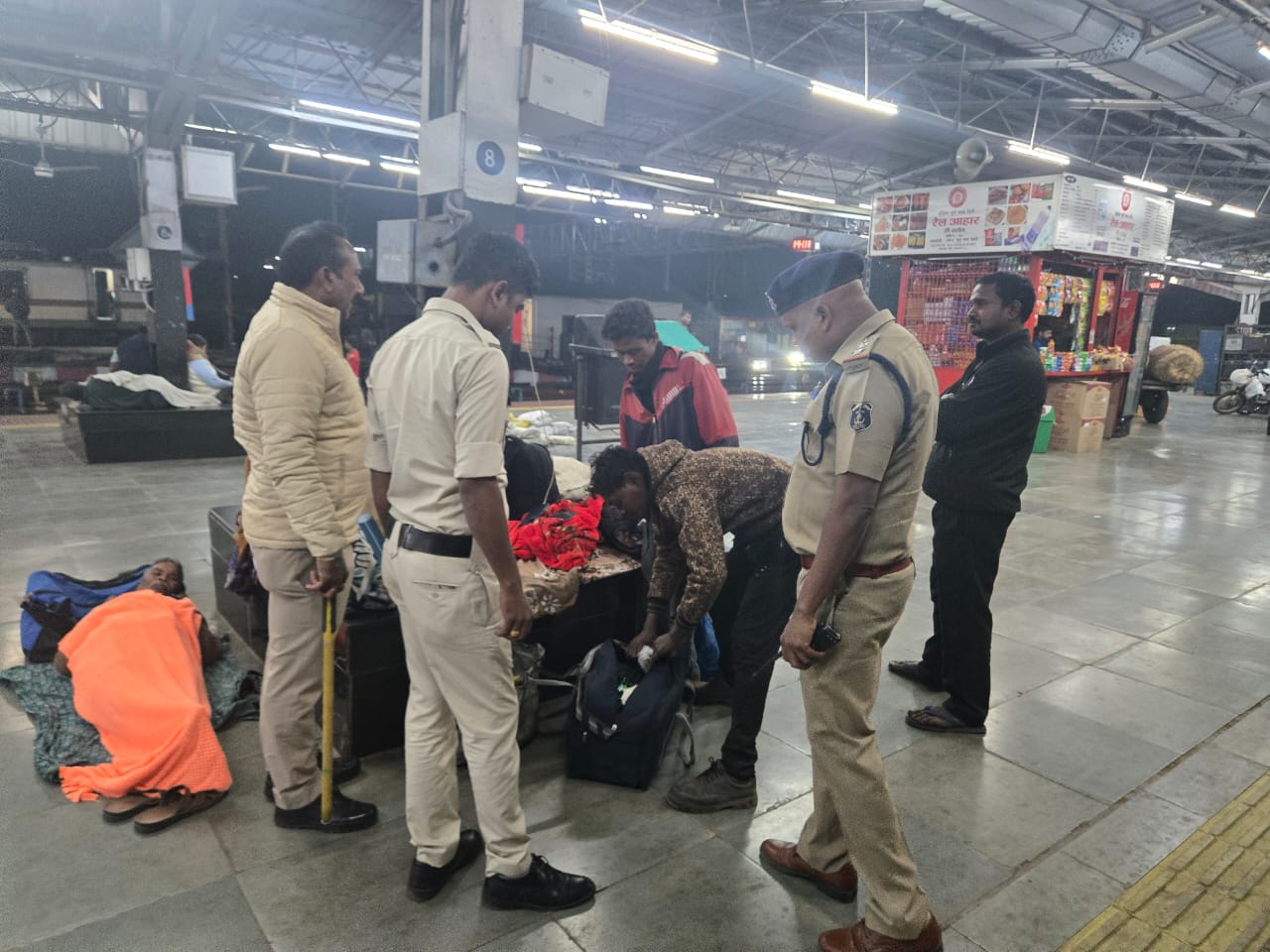 सुरक्षा के नजरिए से बिलासपुर रेलवे स्टेशन पर जांच की गई।