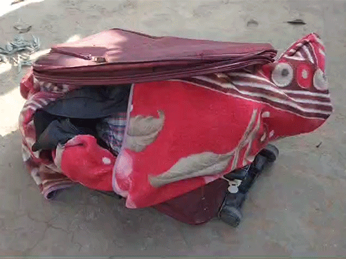 हत्या के बाद पत्नी ने शव को कंबल में लपेट दिया था।