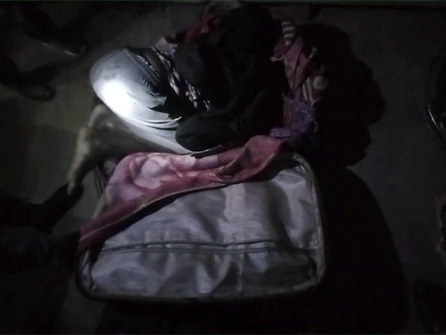 घर की तलाशी लेने पर ट्रॉली बैग के अंदर में पति की लाश मिली।