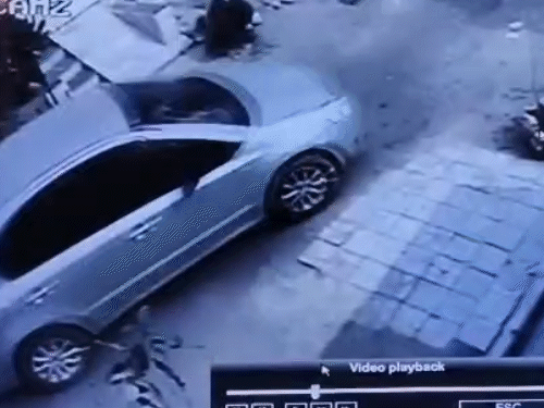 सुरजीत कार लेकर आया और युवती के घर के बाहर रुका। इसके बाद कार में पेट्रोल डालकर आग लगाई।