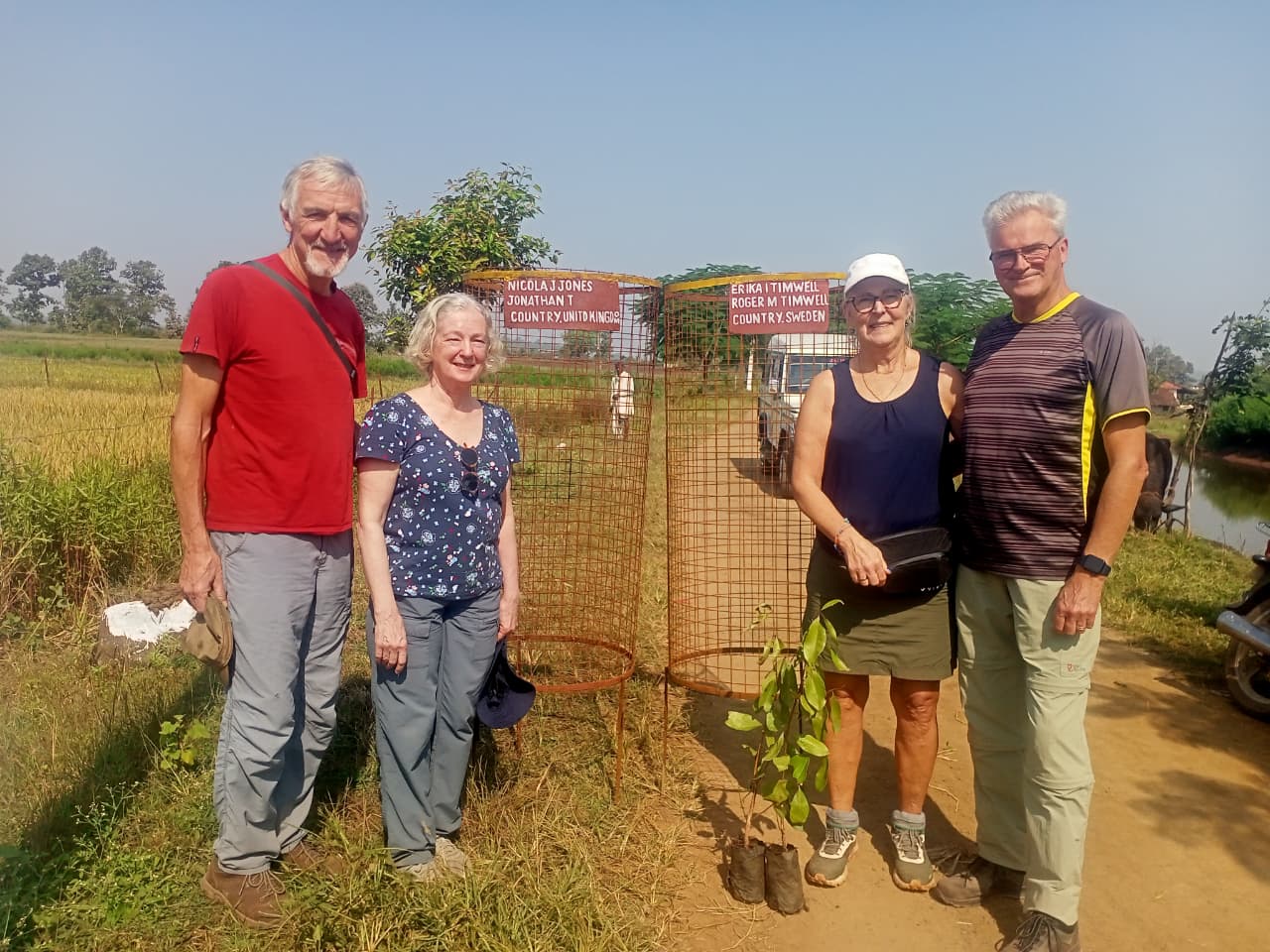 होमस्टे के पास फोटो खींचते विदेशी सैलानी