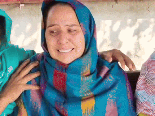 बेटी की मौत के बाद विलाप करती नवविवाहिता की मां।