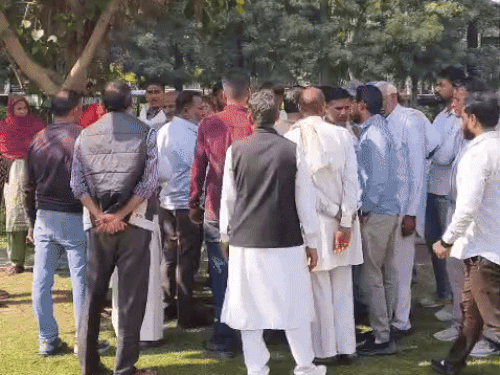 जिला सचिवालय में पहुंचे रिया के परिजन।