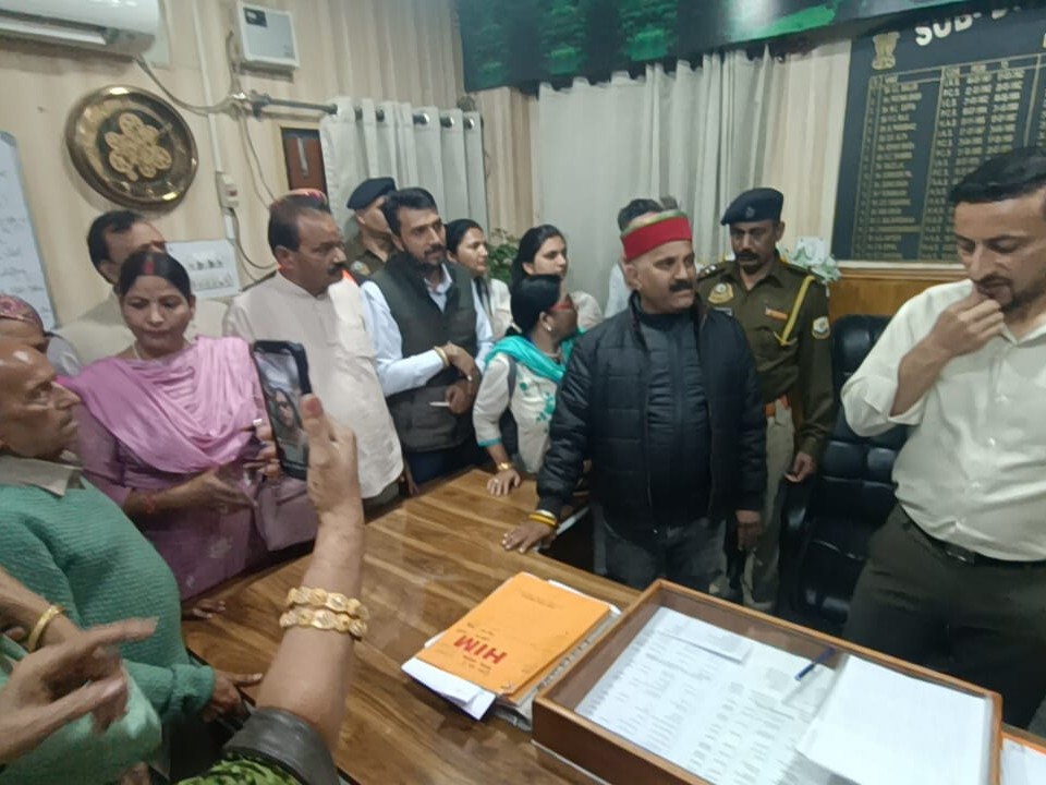 देहरा में देशबंधु जामला प्रकरण में प्रदर्शन:  लोगों की निष्पक्ष जांच और अधिकारियों के तबादले की मांग; एसपी से मिले – Dehra News