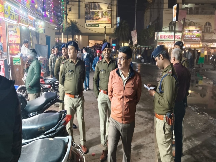 बाजारों में पुलिस व जिला प्रशासन की टीम सर्चिंग करते हुए।