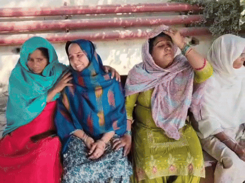 पोस्टमॉर्टम हाउस में मौजूद मृतका के परिजन।