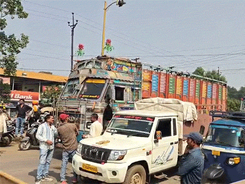 परिजनों के चक्काजाम के चलते रायपुर में रोड नंबर-3 पर करीब 3 किलोमीटर तक जाम लग गया है।
