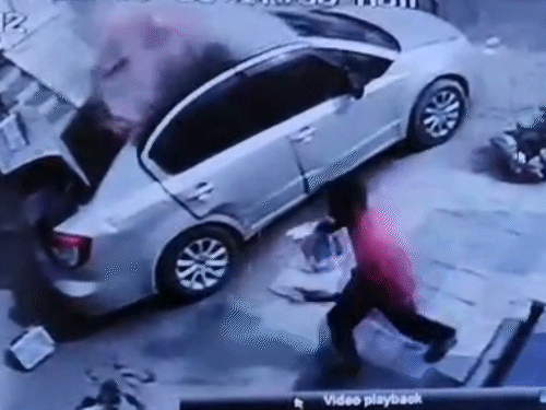 कार में धमाके की आवाज सुन लोग पानी की बाल्टियां लेकर दौड़े और आग पर काबू पाने का प्रयास किया।