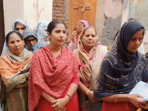 ससुराल पक्ष के लोग अपना पक्ष रखते हुए।