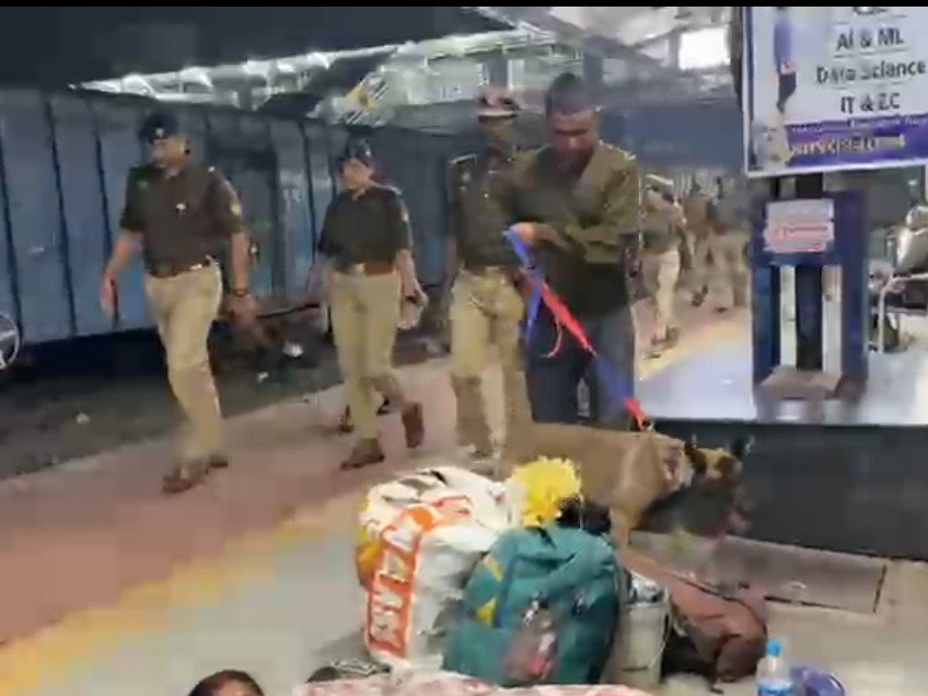 दिल्ली धमाके के बाद बांदा पुलिस अलर्ट:  डीआईजी-एसपी ने फ्लैग मार्च कर सुरक्षा का जायजा लिया, चेकिंग अभियान जारी – Banda News